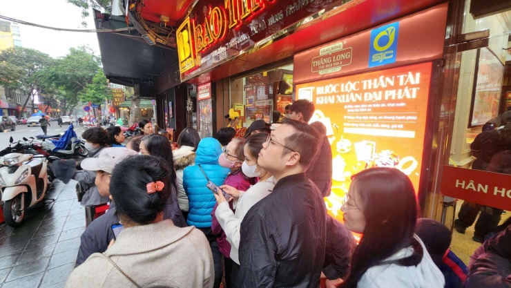 Người mua xếp hàng dài tại cửa hàng Bảo Tín Minh Châu (29 Trần Nhân Tông, Hà Nội). Ảnh: Thái Nguyễn