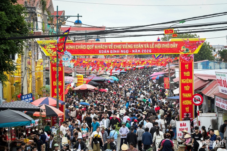 Món ‘đỏ’ đầu năm hút khách tại chợ Viềng Ninh Bình, chưa kịp mua đã 'cháy hàng' - 1