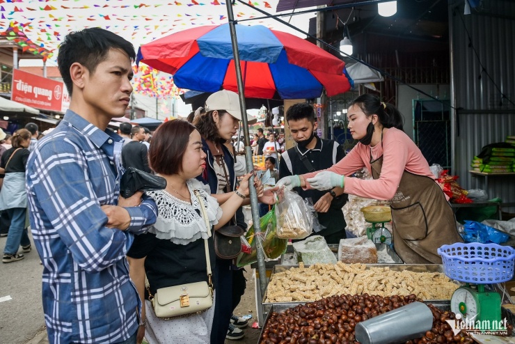 Món ‘đỏ’ đầu năm hút khách tại chợ Viềng Ninh Bình, chưa kịp mua đã 'cháy hàng' - 6