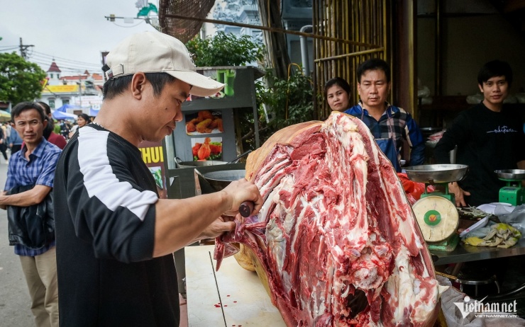 Món ‘đỏ’ đầu năm hút khách tại chợ Viềng Ninh Bình, chưa kịp mua đã 'cháy hàng' - 4