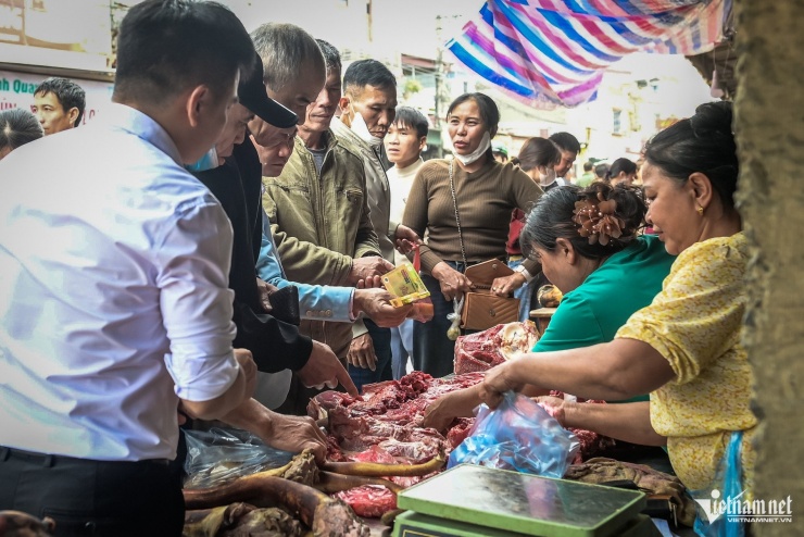 Các gian hàng thịt bò, bê thui luôn tấp nập khách mua