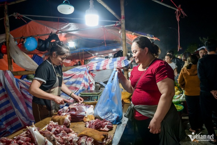 Món ‘đỏ’ đầu năm hút khách tại chợ Viềng Ninh Bình, chưa kịp mua đã 'cháy hàng' - 5