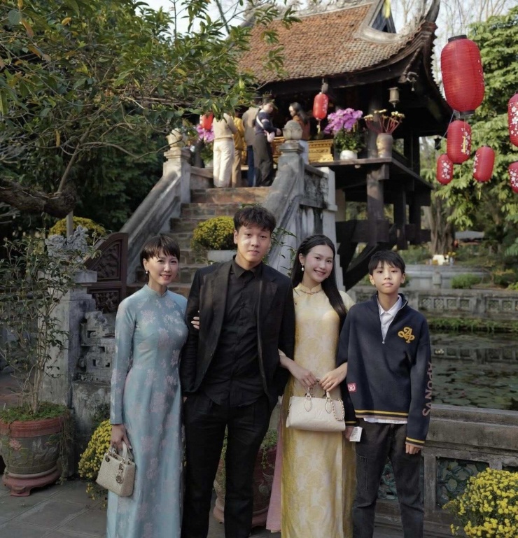 Mới đây, những khoảnh khắc du xuân đầu năm của gia đình nhà vợ Đoàn Văn Hậu được chia sẻ đã nhanh chóng thu hút sự chú ý của người hâm mộ. Không chỉ bởi sự xuất hiện của cặp đôi nổi tiếng mà còn vì nhan sắc trẻ trung rạng rỡ của bà Mai Đoàn - mẹ đẻ Doãn Hải My.