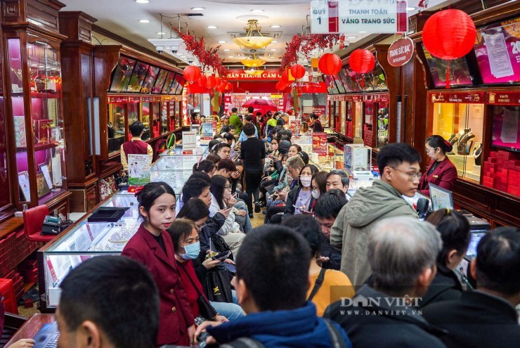 Giá vàng hôm nay mới nhất (24/2) bất ngờ giảm: Nhà vàng vẫn bán  " trên giấy "  trong khi nhu cầu tăng mạnh