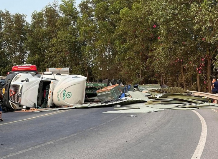 Ván gỗ tràn qua phần đường chiều ngược lại