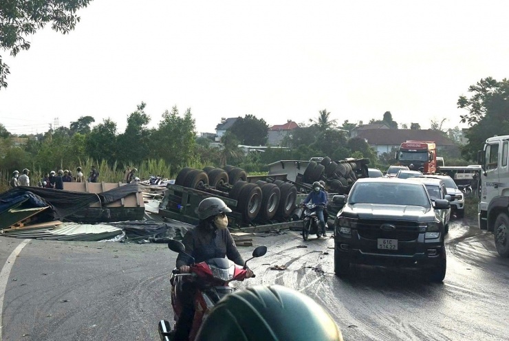 Vụ tai nạn khiến giao thông qua khu vực gặp khó khăn