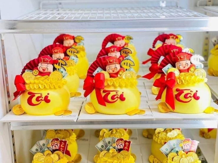 Các sản phẩm bánh bao hình hũ vàng, bánh tài lộc... được săn lùng để cúng ông Thần Tài.