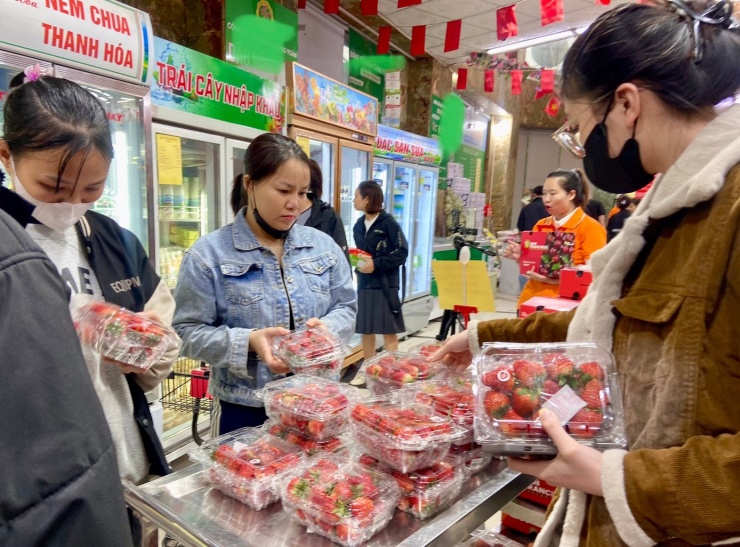 Dâu tây Sơn La giá rẻ thu hút người tiêu dùng.