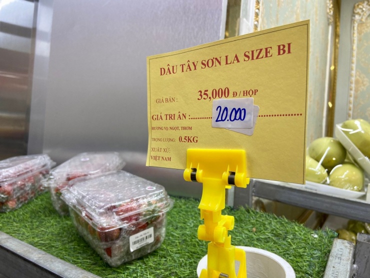 Chỉ cần 20.000 đồng đã có thể mua được một hộp dâu tây 500 gam.