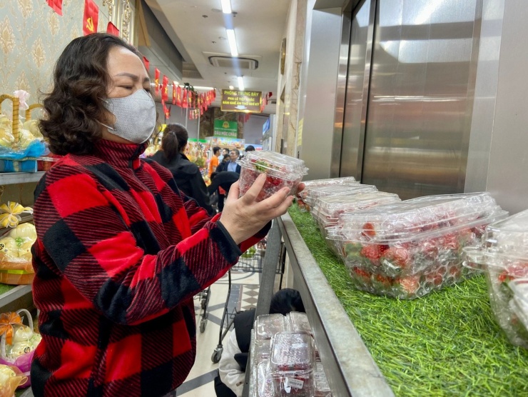 Người tiêu dùng cần cân nhắc, lựa chọn kỹ khi xuống tiền mua dâu.