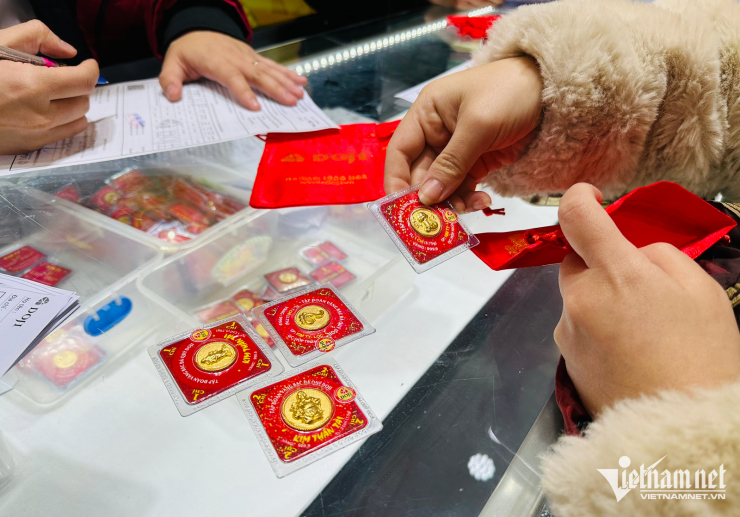 Nhiều người dữ thói quen vào ngày vía Thần Tài mùng 10 tháng Giêng Âm lịch sẽ đi mua vàng để cầu may mắn, tài lộc. Ảnh: TA