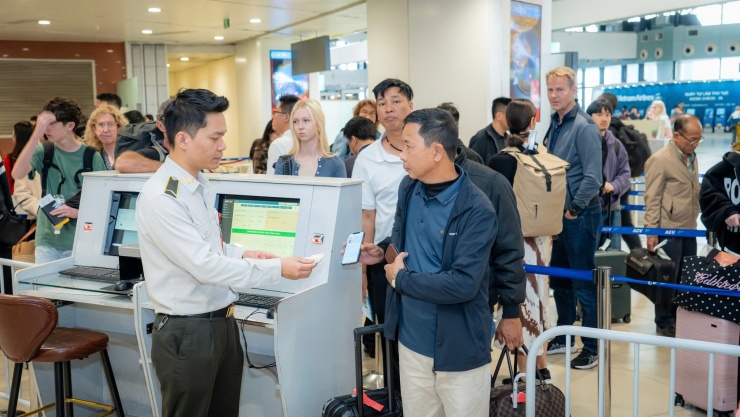 Lực lượng an ninh hàng không kiểm tra giấy tờ của hành khách tại sân bay Nội Bài. Ảnh: Phan Công