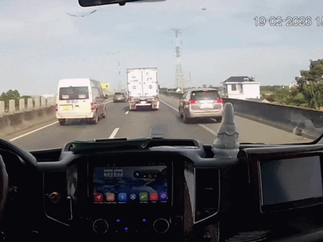 Clip: Ô tô rụng bánh trên cao tốc, văng ra trước mũi xe đi sau