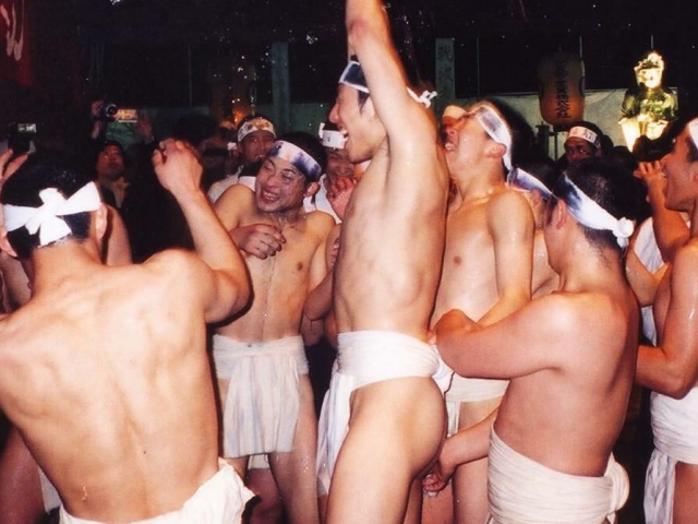 Vì sao hàng nghìn đàn ông tham gia lễ hội khỏa thân giữa đêm?