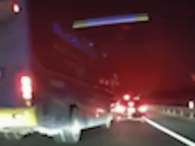 Khoảnh khắc xe khách lao nhanh tông dồn 4 ôtô trên cao tốc