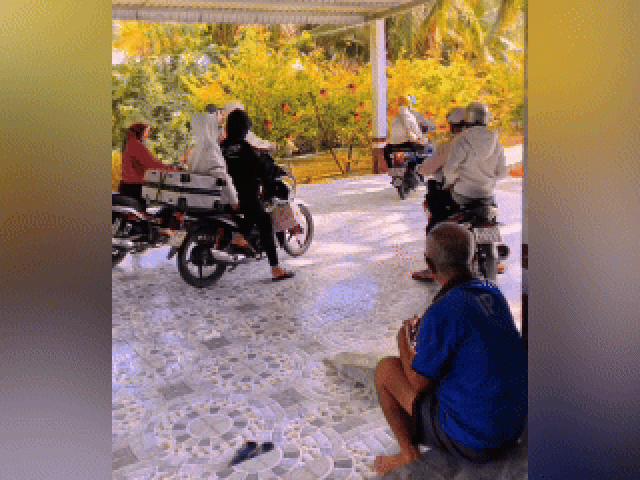 Cảnh ông nội nhìn con cháu rời quê sau Tết gây xúc động