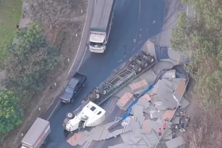 Xe đầu kéo container bất ngờ lật nhào trên 'khúc cua tử thần' ở Đồng Nai