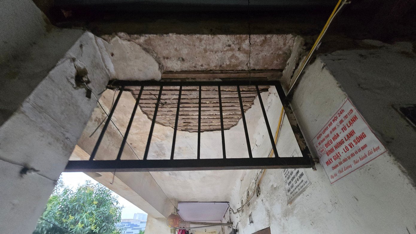 UBND phường Hà Đông cho biết, kết quả kiểm định cho thấy khu tập thể 3 tầng đã xuống cấp nghiêm trọng. Trong đó, nhiều hạng mục kết cấu và bộ phận công trình đã xuất hiện dấu hiệu hư hỏng, bong tróc lớp bê tông bảo vệ, ăn mòn cốt thép, thấm nước kéo dài.