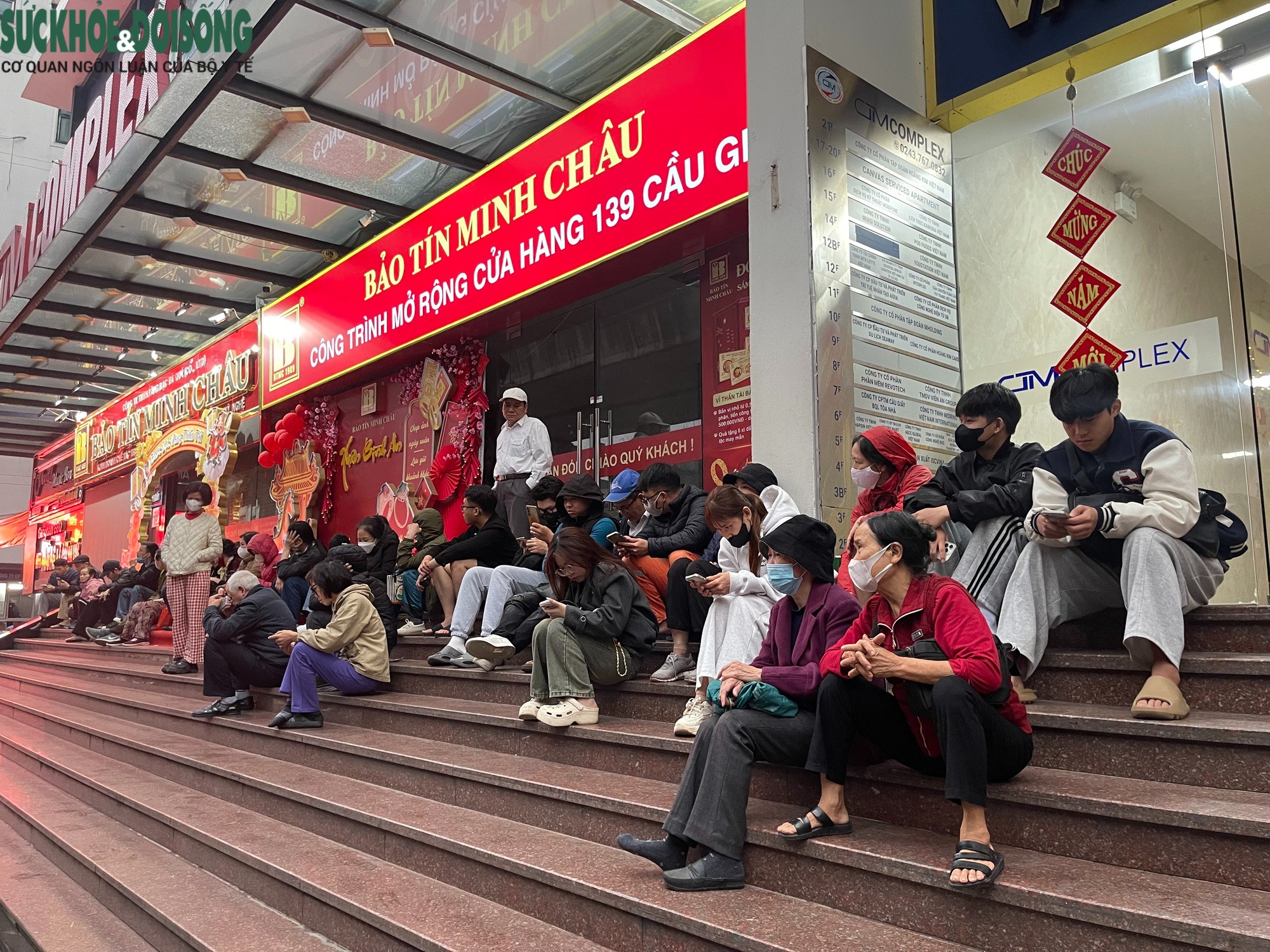 Từ sáng sớm, hàng chục người đã ngồi kín các bậc tam cấp trước cửa hàng vàng nổi tiếng để chờ mua vàng.