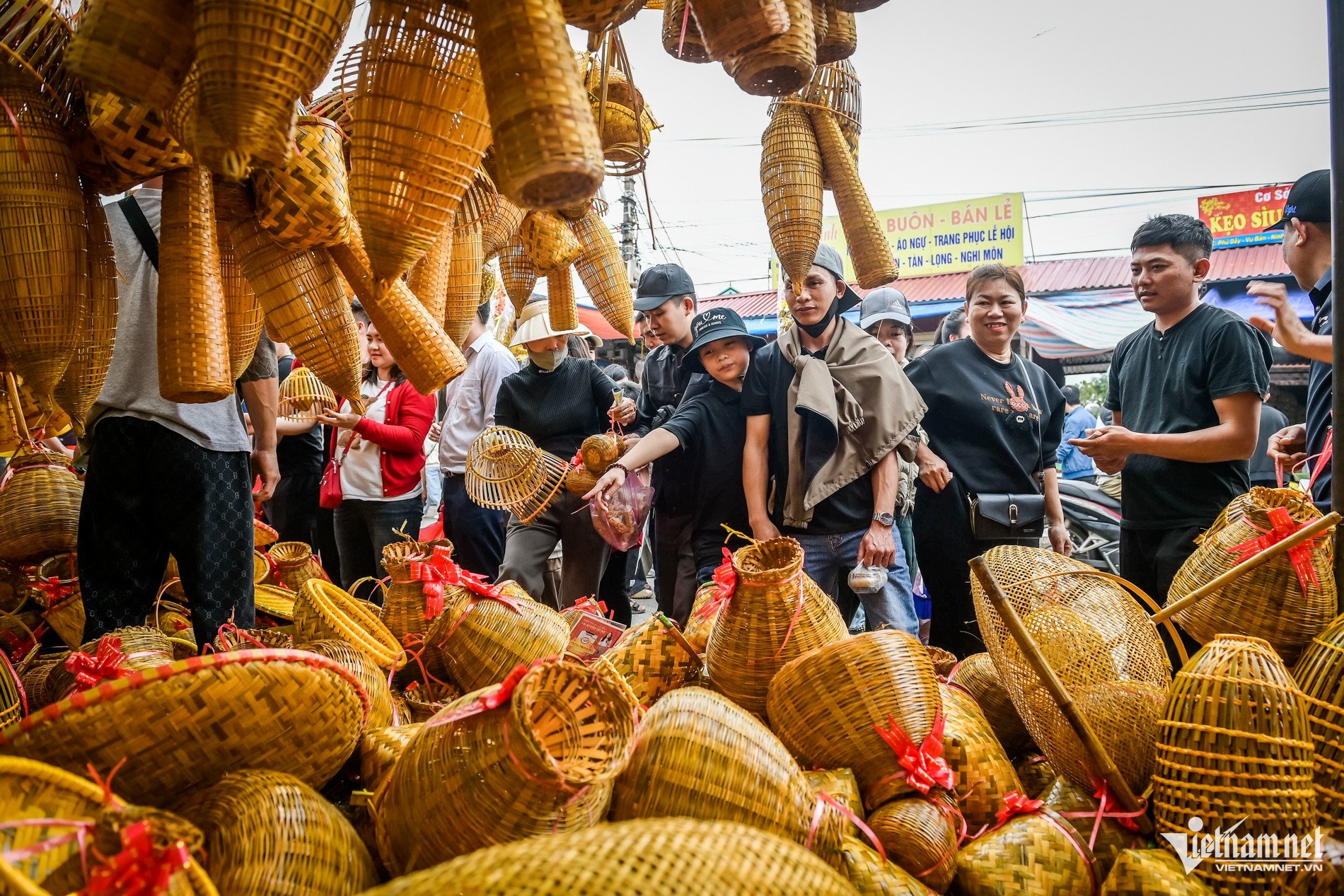 Bên cạnh thực phẩm, các gian hàng bán nơm, đó, cuốc xẻng, cùng các loại cây giống, cây cảnh nhỏ cũng đắt khách.