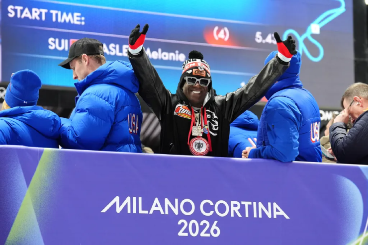 Rapper 66 tuổi Flavor Flav không chỉ cổ vũ đội xe trượt băng Mỹ mà còn tuyên bố sẽ tập luyện để thi đấu skeleton. Câu nói “66 tuổi, lao xuống dốc 66 dặm/giờ” khiến mạng xã hội bùng nổ.