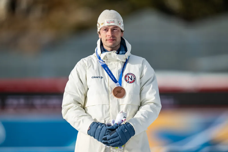 Sau khi giành HCĐ, Sturla Holm Laegreid công khai xin lỗi bạn gái vì từng phản bội cô. Lời thú nhận được ví như “tự sát”, còn người trong cuộc cho biết “rất khó tha thứ”. Thể thao bỗng thành sân khấu tình cảm.