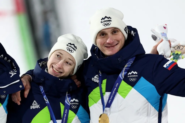 Hai anh em Domen và Nika Prevc giúp Slovenia giành nhiều huy chương nhảy cầu tuyết. Cùng với hai người anh khác từng giành huy chương năm 2022, gia đình Prevc trở thành gia đình đầu tiên có bốn anh em đều đoạt huy chương Olympic mùa đông.