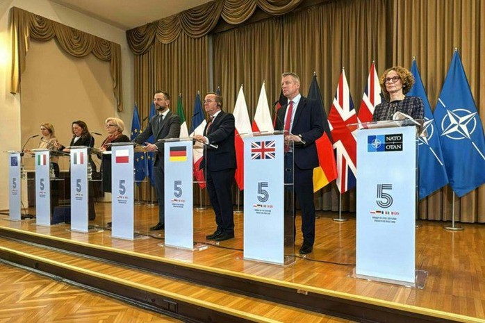 Phó Tổng thư ký NATO Radmila Shekerinska (trái) tham gia cuộc họp Nhóm 5 nước châu Âu (E5) tại Krakow, Ba Lan tuần trước. Ảnh: NATO