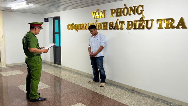 Phạm Quốc Huy nghe đọc lệnh khởi tố bị can. Ảnh: CALĐ