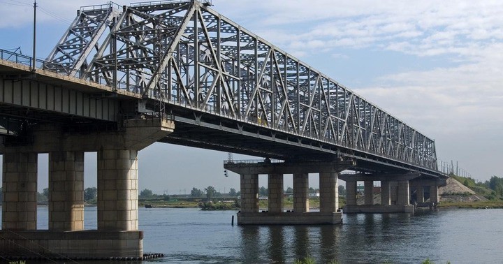 Cầu đường sắt xuyên Siberia bắc qua sông Yenisei ở Krasnoyarsk, Nga. Ảnh Wikimedia Commons