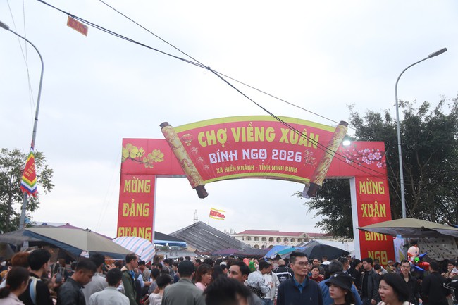 Chiều ngày 23/2 (mùng 7 Tết), tại khu vực tổ chức chợ Viềng Xuân ở xã Hiển Khánh, tỉnh Ninh Bình ngay từ cổng chợ, dòng người ken đặc, tạo nên khung cảnh náo nhiệt đặc trưng của phiên chợ chỉ họp một lần trong năm.