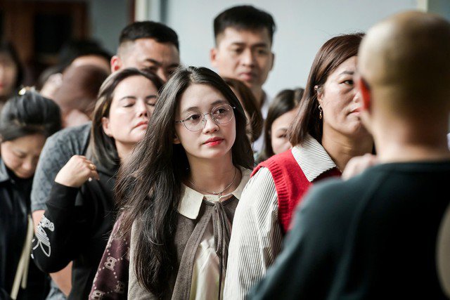 Không chỉ người lớn tuổi, đông đảo bạn trẻ cũng tìm về Chợ Viềng, phủ Dầy để trải nghiệm nét văn hóa truyền thống.