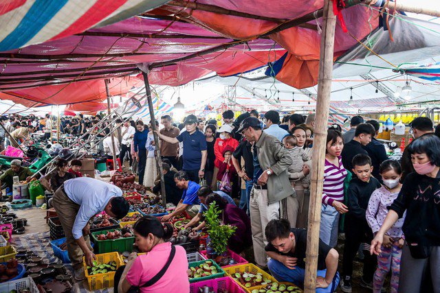 Khu vực bày bán ấm chén, đồ gốm thu hút đông đảo khách tham quan. Người mua không chỉ tìm vật dụng mà còn tìm một nét văn hóa truyền thống, một chút hoài niệm giữa dòng chảy hiện đại.