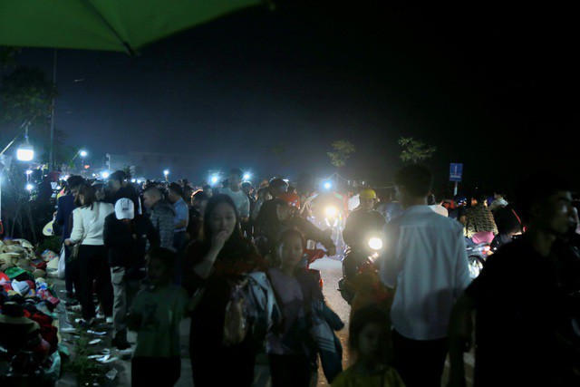 Khoảng 22h giờ ngày 23/2, khi màn đêm buông xuống, chợ càng thêm đông đúc. Ánh đèn, sắc màu cờ hoa và tiếng nói cười hòa quyện tạo nên không khí lễ hội rộn ràng xuyên đêm.