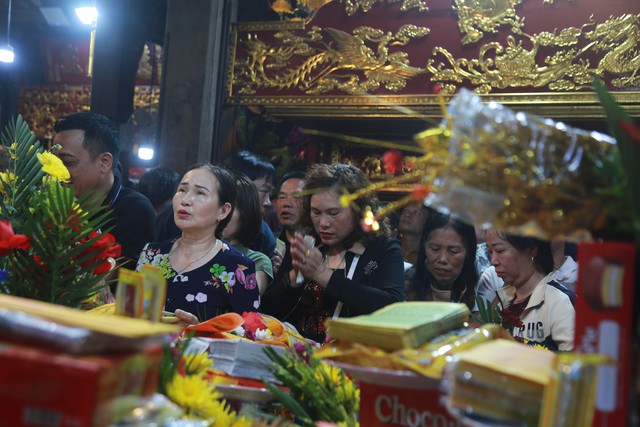 Giữa dòng người đông đúc, nhiều du khách vẫn giữ nét mặt trầm tư, đôi tay chắp nguyện. Không gian như chậm lại trong giây phút hướng về tâm linh.