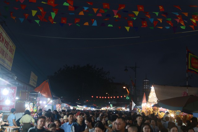 Càng về đêm không khí diễn ra tấp nập, dòng người ngày một đông đúc. Bởi lẽ, phiên chợ họp vào đúng đêm mùng 7 và ngày mùng 8 tháng Giêng.