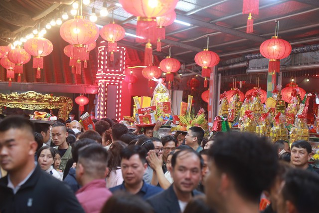 Những mâm lễ được chuẩn bị chu đáo, nâng niu trên tay. Mỗi nén hương dâng lên là một lời cầu mong bình an, sức khỏe và may mắn.