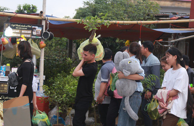 Theo thông tin từ UBND xã Hiển Khánh, Chợ Viềng Xuân năm 2026 được tổ chức tại sân vận động Trung Thành (xã Trung Thành cũ), diễn ra trong hai ngày 23 – 24/2/2026 (tức mùng 7 và mùng 8 tháng Giêng năm Bính Ngọ).