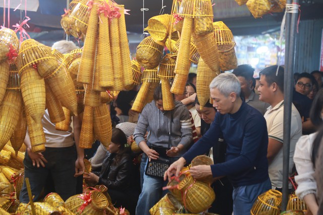 Chợ Viềng Xuân là phiên chợ cầu may “năm chỉ có một phiên”, mang đậm sắc thái văn hóa của nền văn minh nông nghiệp lúa nước vùng đồng bằng sông Hồng. Phiên chợ diễn ra vào đêm mùng 7, rạng sáng mùng 8 tháng Giêng âm lịch, khoảnh khắc giao hòa giữa trời, đất và con người; giữa năm cũ và năm mới.