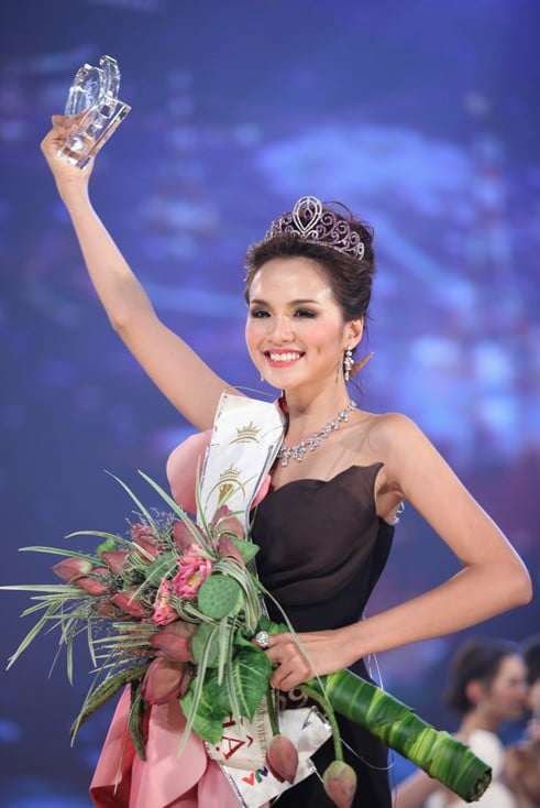 Hoa hậu Diễm Hương thời điểm đăng quang cuộc thi Hoa hậu Thế giới người Việt 2010. (Ảnh: BTC)