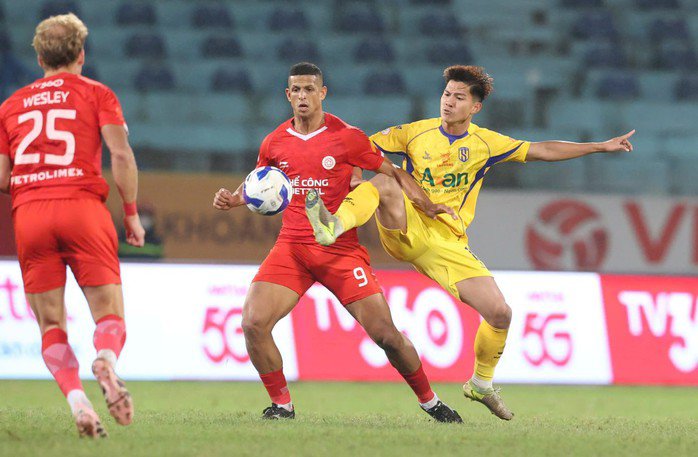 Thể Công Viettel (áo đỏ) khó giành trọn 3 điểm khi tiếp đón Nam Định