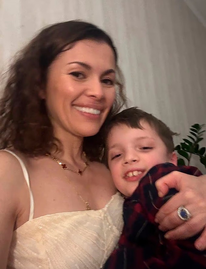 Bé Sasha và mẹ. Ảnh: X