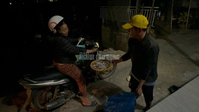 Những rổ mực cơm tươi roi rói vừa mới cập bờ lúc rạng sáng.