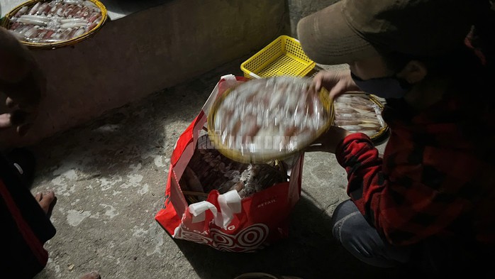 Tiểu thương đã có mặt ngay tại các bến bãi ngang để mua từng rổ mực tươi, kịp mang ra chợ bán.