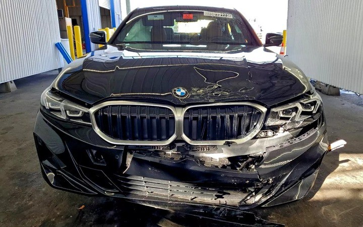 Cụm đèn laser trên mẫu BMW 330e có giá thay thế đắt đỏ. (Ảnh: Carscoops)