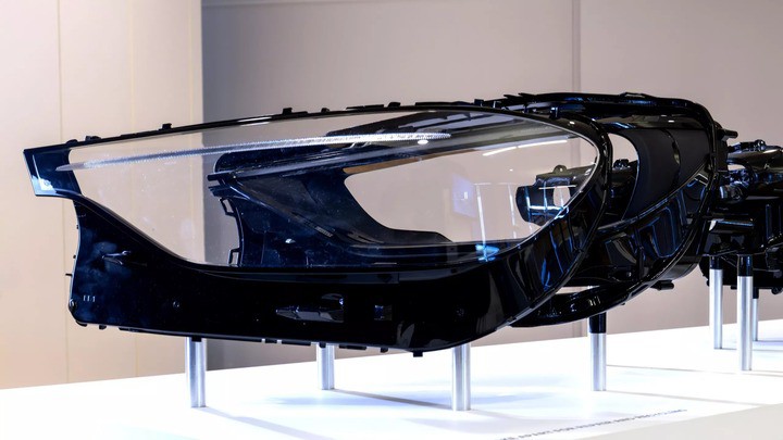 Đèn pha mới của Mercedes-Benz S-Class 2026 giúp việc sửa chữa ít tốn kém hơn. (Ảnh: Carscoops)