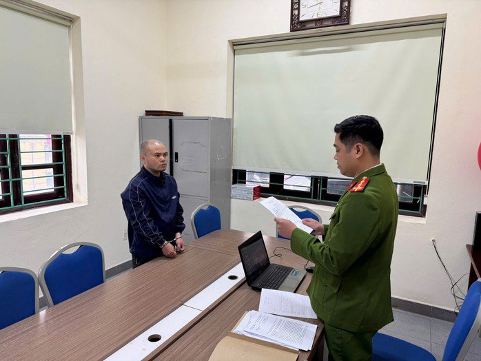 Đối tượng Hồ Thiên Mạnh tại cơ quan công an