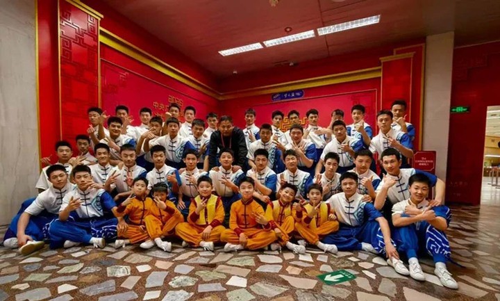 HLV Vương Thận và các võ sinh của Trường võ thuật Tháp Câu tham gia tiết mục biểu diễn võ thuật với robot trong chương trình Xuân Vãn 2026