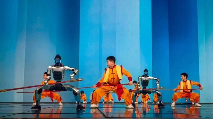 Các võ sinh của Trường võ thuật Tháp Câu đã khổ luyện với robot để có màn trình diễn ấn tượng