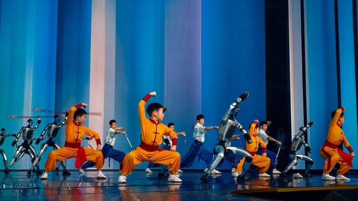 Màn trình diễn võ thuật với robot trên Gala Xuân Vãn 2026 đã phá vỡ khuôn khổ truyền thống